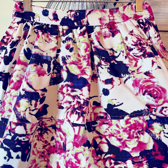 Express Skirt - Picture 2 of 4